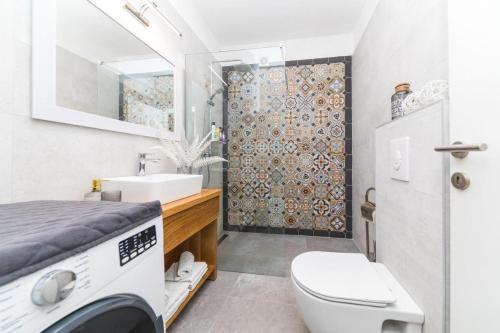 A bathroom at IPM Apartments