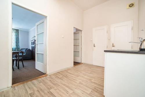 ein Apartment mit einer Küche und einem Esszimmer in der Unterkunft Compact Apartment Sleeps 6 + Great Location in Prag