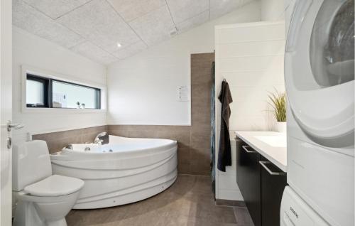 エーベルトフトにあるAmazing Home In Ebeltoft With 4 Bedrooms, Sauna And Wifiのバスルーム(バスタブ、トイレ、シンク付)
