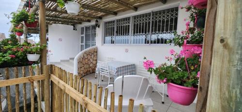 Un balcón o terraza de Allview Selfcatering Apartments Jacobsbaai