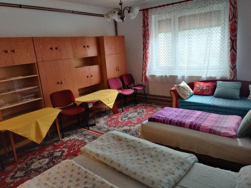 sala de estar con sofá, mesa y sillas en Csukavölgyi Apartman, en Visegrád