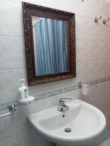 bagno con lavandino bianco e specchio di il rifugio di d'annunzio a Montesilvano