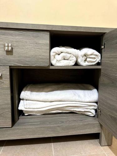un armadio con asciugamani e asciugamani in bagno di Departamento completo, cómodo y cerca del aeropuerto a San Agustin de las Juntas