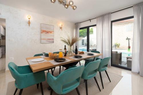 Istumisnurk majutusasutuses Designer Villa Simone - Modern & Heritage Style with Office