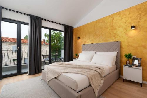 Voodi või voodid majutusasutuse Designer Villa Simone - Modern & Heritage Style with Office toas