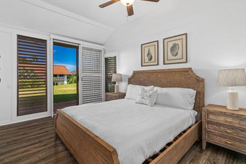 sypialnia z dużym łóżkiem i oknem w obiekcie 2Br 2Ba Poipu Condo, Access to Poipu Beach Athletic Club KP81 w mieście Koloa