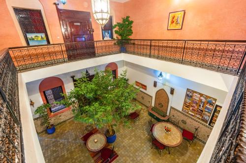 馬拉喀什的住宿－里亞德托德拉旅館，享有大堂的顶部景色,设有桌子和一棵树