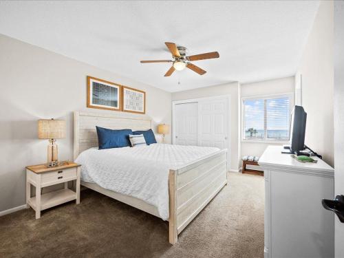 1 dormitorio con 1 cama y ventilador de techo en Holiday Surf and Racquet Unit 207, en Destin