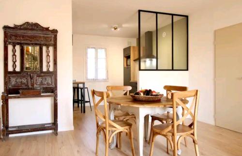 - une cuisine et une salle à manger avec une table et des chaises dans l'établissement Appartement 72m2 cosy centre ville, à Saint-Rémy-de-Provence