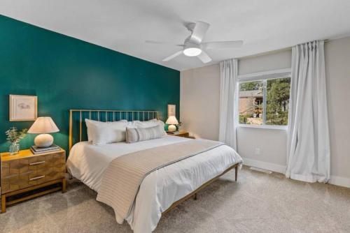 1 dormitorio con cama y pared verde en Chic Design, Hottub, MtnView, Quiet cul-de-sac, en Flagstaff