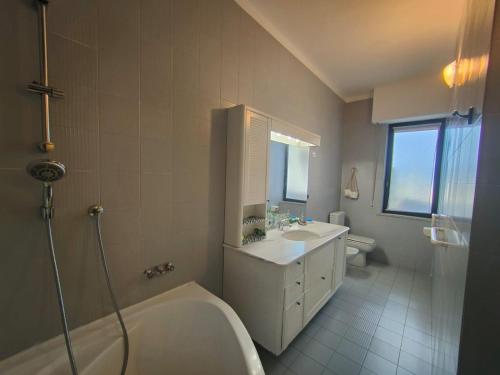 La salle de bains est pourvue d'une baignoire, d'un lavabo et de toilettes. dans l'établissement Casa Mario, à Loano