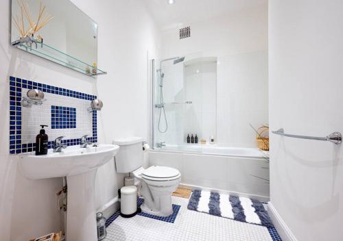 łazienka z toaletą, umywalką i wanną w obiekcie Cosy flat in Central LDN Payment to the HOST w Londynie