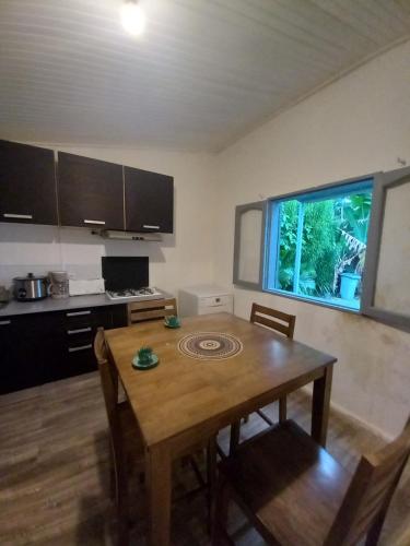 cocina con mesa de madera en una habitación en Eskal des berges, en Bras-Panon