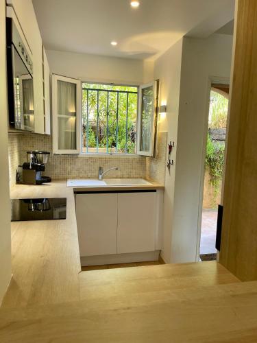 une cuisine avec un évier et une fenêtre dans l'établissement Villa 