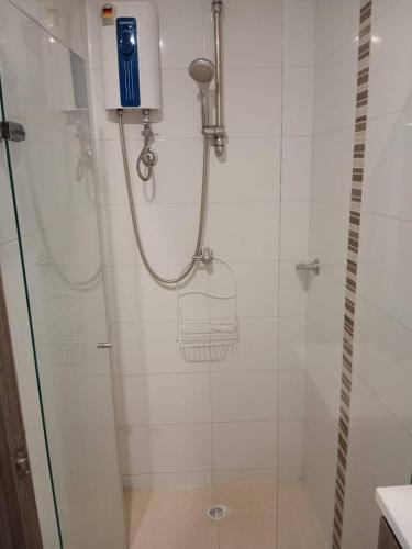 La salle de bains est pourvue d'une douche avec une porte en verre. dans l'établissement ¡Excelente opción de apartaloft en Pereira! Piso 3, à Pereira