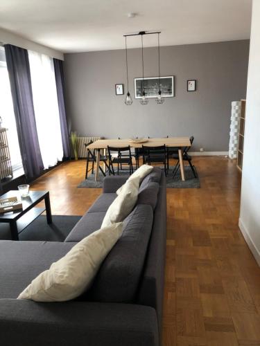 un salon avec un canapé et une table dans l'établissement Grand Appartement Privatif, à Châteauroux