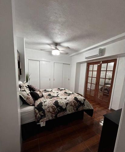 a bedroom with a bed and a ceiling fan at Departamento totalmente equipado in Ciudad Juárez