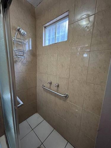 a bathroom with a shower with a glass door at Departamento totalmente equipado in Ciudad Juárez