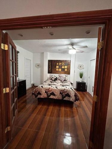 a bedroom with a bed and a wooden floor at Departamento totalmente equipado in Ciudad Juárez