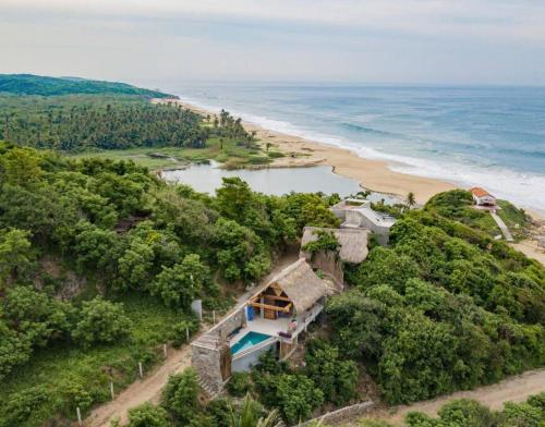 - une vue aérienne sur une maison à côté d'une plage dans l'établissement Gotita, à Yolina