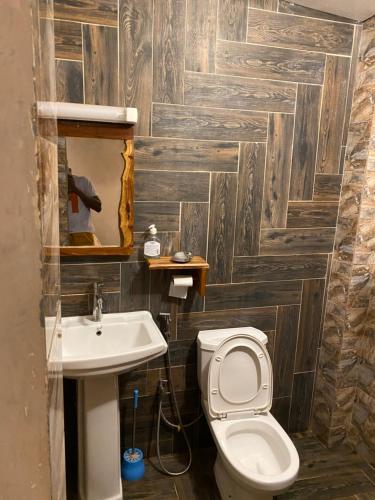 La salle de bains est pourvue de toilettes et d'un lavabo. dans l'établissement Keur royal, à Dakar