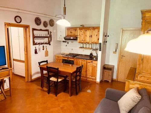 a kitchen with a table and chairs in a room at Accogliete buen retiro a Pescocostanzo. Con garage in Pescocostanzo