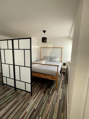 - une chambre avec un lit doté de draps et d'oreillers blancs dans l'établissement Apartmán na Hlavní Vřesina, à Vřesina