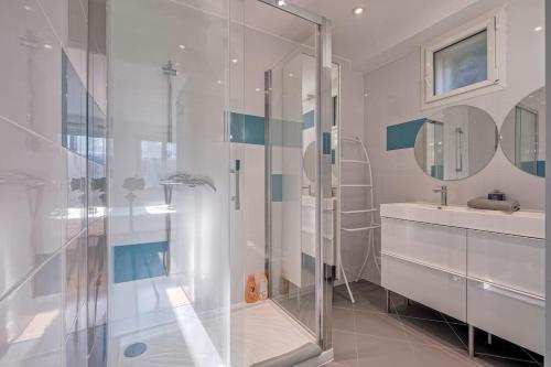 a bathroom with a glass shower and a sink at Villa Paris Garden - 15 minutes de Disneyland Paris in Montévrain