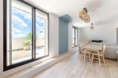 une salle à manger avec une table et une vue sur la plage dans l'établissement Hyper centre avec terrasse à tourny, à Bordeaux