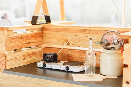 una encimera de cocina con fogones y una olla. en Caribbean Bedstee voor 2 personen, en Paasloo