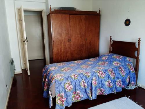 una camera con letto e piumone blu di Apartment World Youth Day a Lisbona