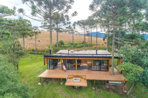 a house in the middle of a field at Cabana na Serra Lareira e Vista Deslumbrante in Rio Rufino