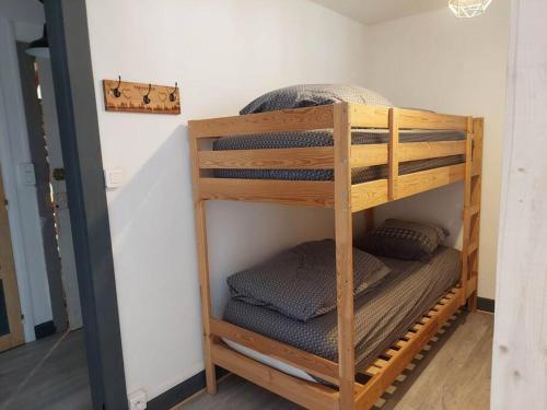 a set of bunk beds in a room at L'escale du centre du lac de Gérardmer in Gérardmer
