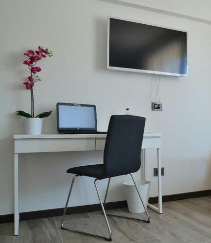 a desk with a laptop computer on top of it at Alla Favorita in Bassano del Grappa