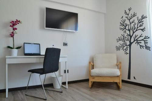 a room with a desk and a chair and a computer at Alla Favorita in Bassano del Grappa