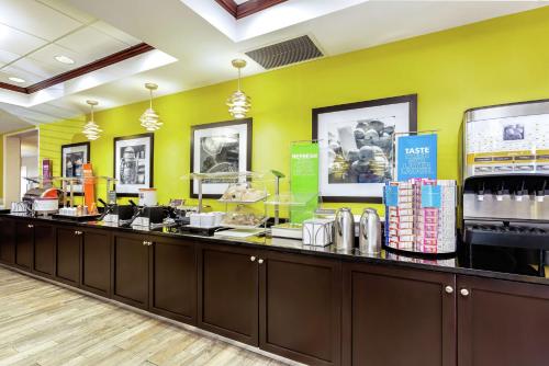 フェルナンディーナ・ビーチにあるHampton Inn Amelia Islandの黄色の壁のレストランのビュッフェ