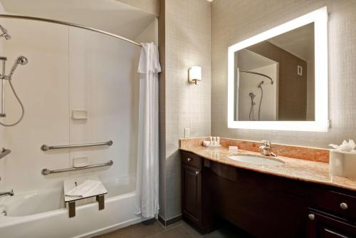 bagno con vasca, doccia e lavandino di Homewood Suites by Hilton Amarillo ad Amarillo