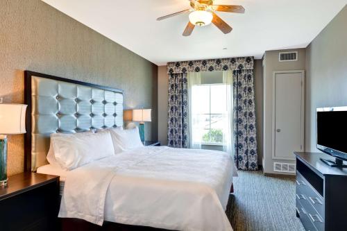 - une chambre avec un grand lit et une télévision dans l'établissement Homewood Suites by Hilton Amarillo, à Amarillo