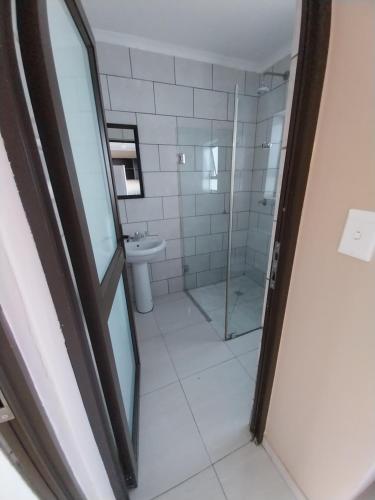 een badkamer met een douche en een toilet bij WAKEUP FRESH GUEST HOUSE in Johannesburg