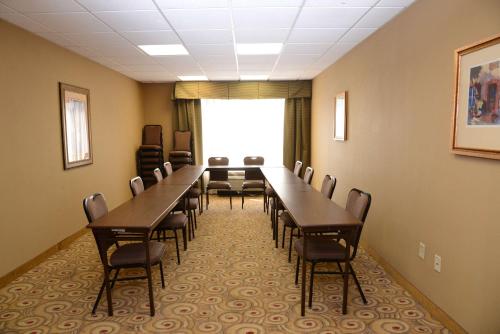 a conference room with a long table and chairs at Hampton Inn Americus in Americus
