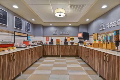 アンダーソンにあるHampton Inn Andersonのウッドパネルのファストフードレストラン、カウンター