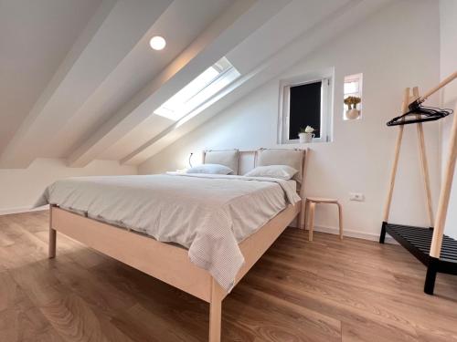 sypialnia z dużym łóżkiem na poddaszu w obiekcie Apartments Forum 2 w Puli