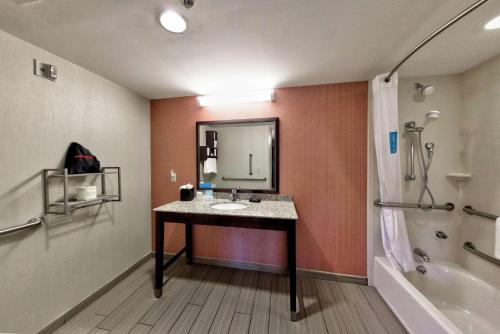 Koupelna v ubytování Hampton Inn Neptune