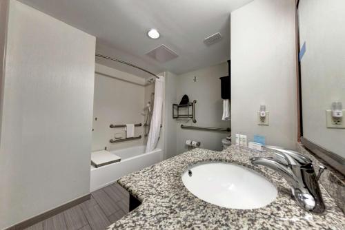 Ένα μπάνιο στο Hampton Inn Neptune