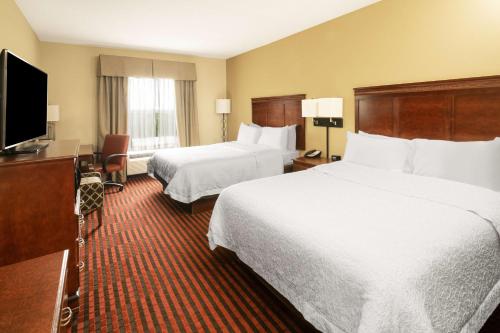 pokój hotelowy z 2 łóżkami i telewizorem z płaskim ekranem w obiekcie Hampton Inn Covington w mieście Covington