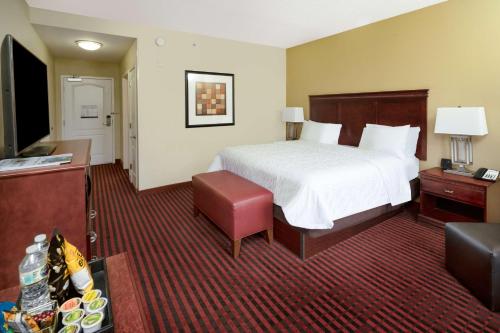 Una cama o camas en una habitación de Hampton Inn Covington