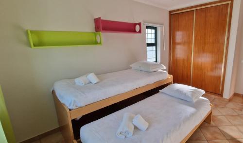 - une chambre avec 2 lits superposés et des serviettes dans l'établissement Villa Pretty, à Almancil