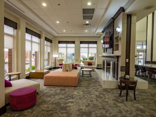 un ampio soggiorno con divano e tavolo di Hilton Garden Inn Atlanta South-McDonough a McDonough
