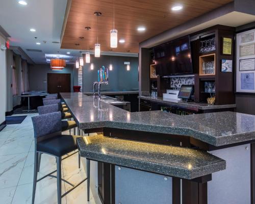 a bar with granite counter tops and bar stools at Hilton Garden Inn Atlanta South-McDonough in McDonough