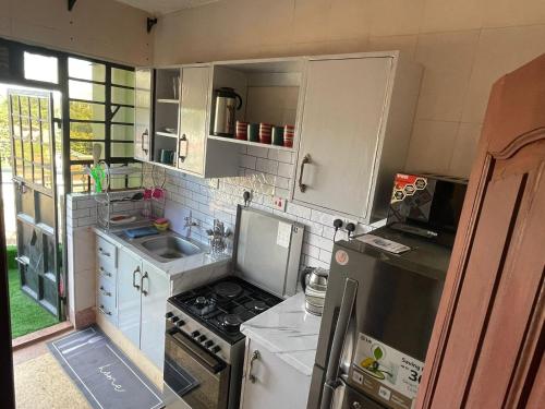 Una cocina o cocineta en Cozy & Homely Suite with Free Parking & Wi-Fi